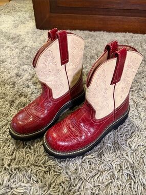 Ariat Red and Cream women’s Western Pull-On Boots Size 7.5